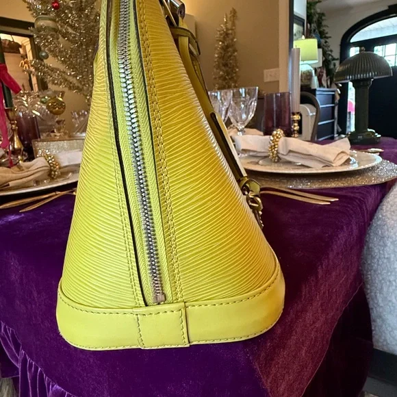 Louis Vuitton Epi Leather Alma PM Citron w/lock keys - Picture 5 of 13